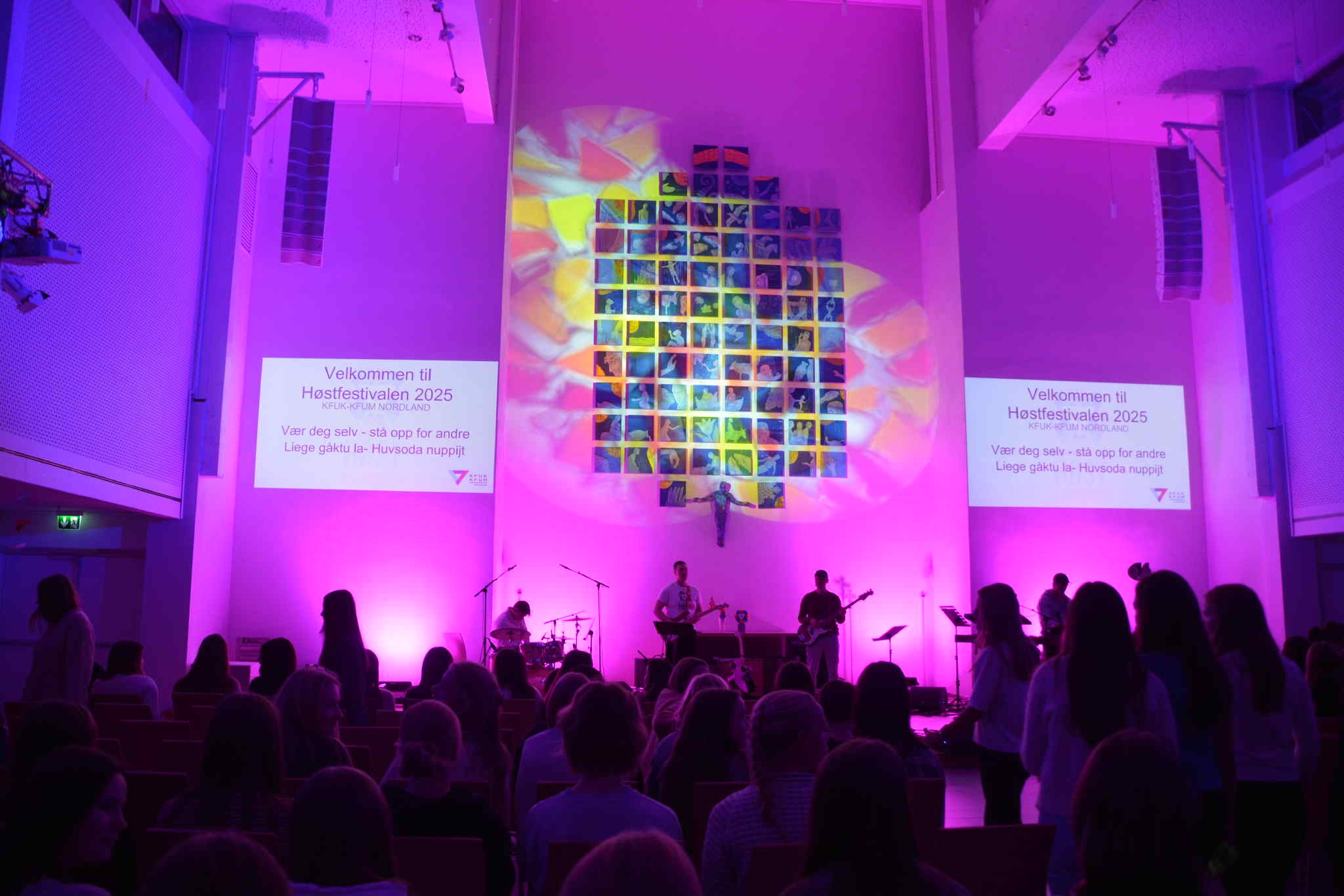 Konsertbilde fra Høstfestivalen 2025. Band på scene, publikum foran.