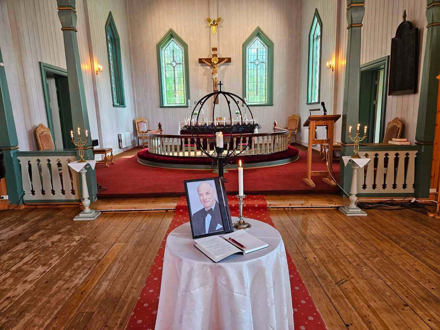 Bilde av kong Harald og kondolansebok i Saltdal kirke.